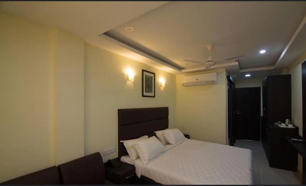 Ample Yard Hotel Chennai Exterior photo