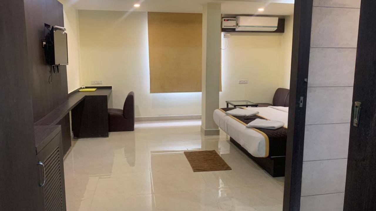 Ample Yard Hotel Chennai Exterior photo